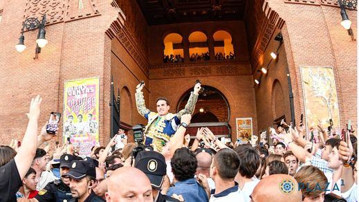 Fernando Adrián sale a hombros por la Puerta Grande de Las Ventas.