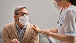 Fin de las mascarillas en farmacias, hospitales y centros de salud en España tras 1.140 días