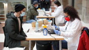 La retirada de las mascarillas en farmacias y centros sanitarios se retrasa