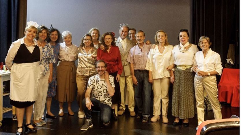 Actrices y actores de los dos grupos Avanzados posan con el director Damián Alcolea, delante.