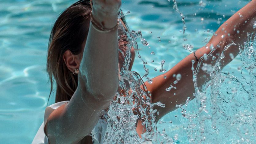 Chica en una piscina