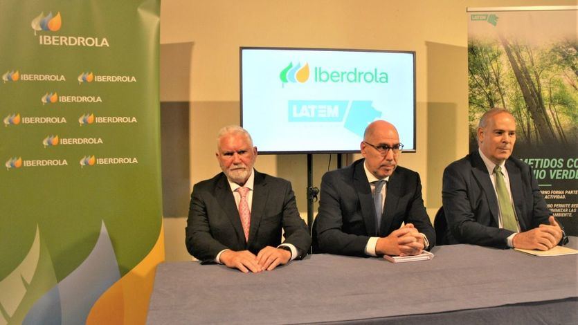 El presidente ejecutivo de LatemAluminium, Macario Fernández, el CEO de Iberdrola España, Mario Ruiz-Tagle, y el viceconsejero de Economía y Competitividad de la Junta de Castilla y León, Carlos Martín Tobalina