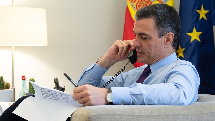 Pedro Sánchez, hablando por teléfono