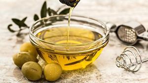 El precio del aceite de oliva en máximos históricos: a 8 euros el litro en supermercado