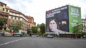 Vox despliega otra pancarta en pleno centro de Madrid que arremete contra la inmigración ilegal y la ley del 'sólo sí es sí'