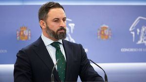 Abascal carga contra Feijóo por ofrecer un pacto al PSOE al tiempo que promete "derogar el sanchismo"