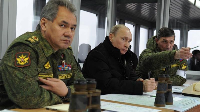 Putin con el jefe del Departamento de Entrenamiento de Combate de la Armada Rusa, Ivan Buvaltsev, y el ministro ruso de Defensa, Sergei Shoigu