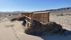 El Valle de la Muerte, a punto de superar el récord de temperatura, se llena de turistas