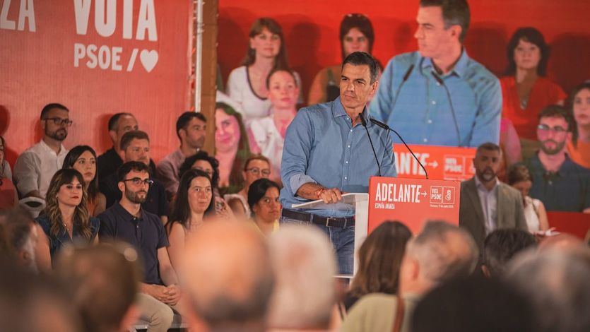 El secretario general del PSOE, presidente del Gobierno y candidato a la reelección, Pedro Sánchez, interviene en un acto de campaña en Huesca