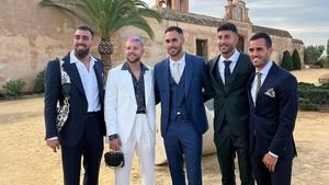La homofobia se ceba con Borja Iglesias y Ruibal por ir con bolso a una boda