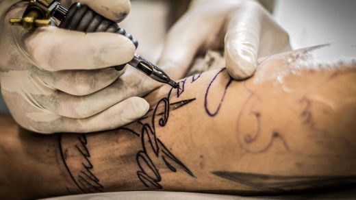 Sanidad advierte de los riesgos asociados a los tatuajes de henna negra