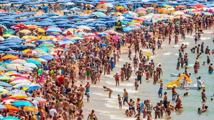 La 'guerra de las sombrillas' en Benidorm: jubilados españoles contra turistas ingleses