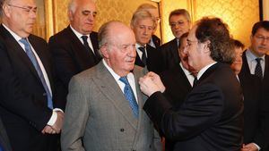 El rey Juan Carlos se marcha de España 'amenazando' con más visitas: volverá "pronto"