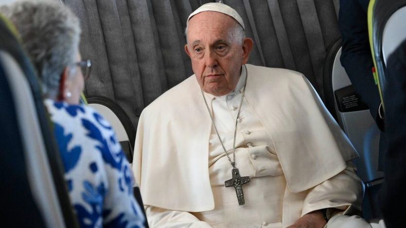 El Papa Francisco, en el avión oficial