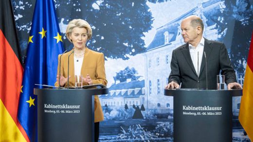 La presidenta de la Comisión Europea, Ursula von der Leyen, y el alemán canciller Olaf Scholz