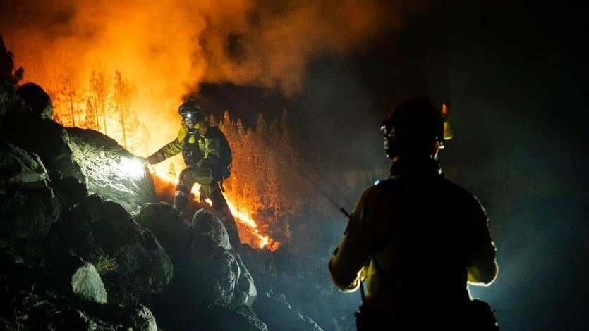 Bomberos extinguiendo el incendio Tenerife