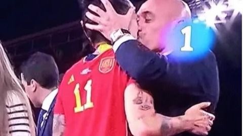 Beso de Rubiales a Jenni Hermoso durante la celebración de la victoria de España