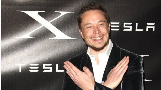 Elon Musk, con el logo X de Tesla