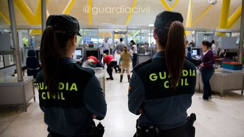 2 Guardia Civil en un aeropuerto