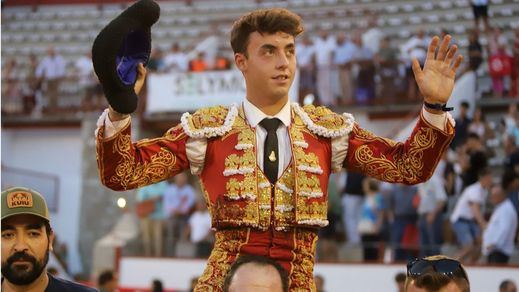 Alejandro Chicharro fue paseado a hombros por el ruedo antes de salir por la Puerta Grande