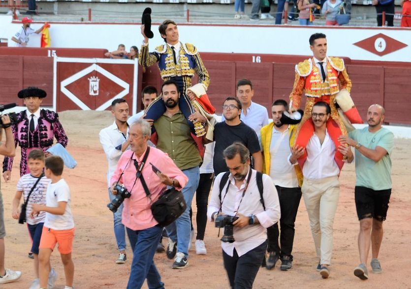 Castella y Talavante,  paseados a hombros antes de salir de esta guisa por la Puerta Grande. 