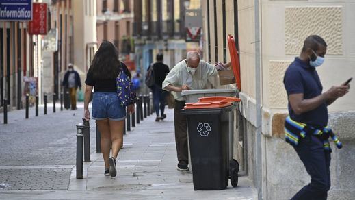 Un anciano busca comida en la basura en Madrid
