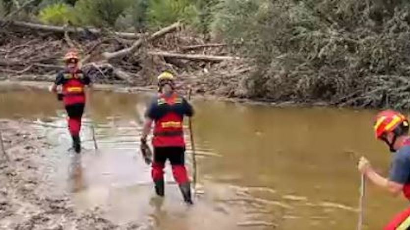 Bomberos rastreando el río Alberche