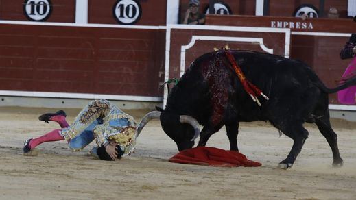 Momento de apuro de Cristian Pérez tras ser volteado por el sexto toro.