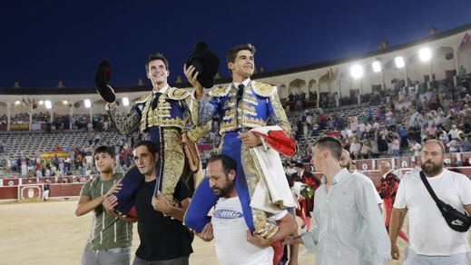 Los dos coletudos fueron paseados a hombros por el ruedo antes de sacarlos por la Puerta Grande.