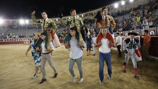 La terna fue paseada a hombros antes de salir así por la Puerta Grande.