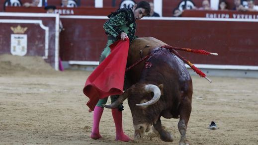 Miguel Ángel Perera durante su faena al cuarto toro premiada con dos orejas.