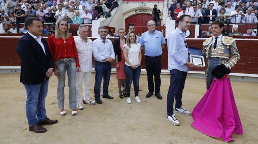 El Juli recibe una placa de manos de Martínez Iniesta, coordinador del Capítulo de Albacete de la Fundación Toro de Lidia (FTL) y también asesor en el palco presidencial. Con, entre otros, Manuel Serrano, alcalde de la ciudad (primero por la izquierda); el ganadero Victorino Martín, presidente de la FTL, el doctor Masegosa, y la presidenta Genoveva Armero, también miembros de FTL.