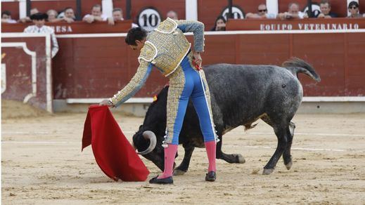 El Cid muletea al natural a su primer enemigo, del que obtuvo una oreja.