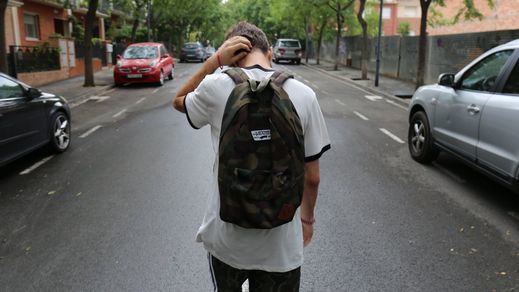 Adolescente saliendo del instituto