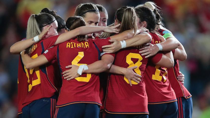 La selección española femenina celebrando un gol