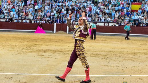 El Juli da la vuelta al ruedo con las dos orejas que cortó al toro de su despedida en Madrid.