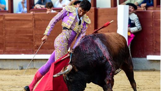 El bello trincherazo de García Pulido con que acabó su faena a su primer novillo.