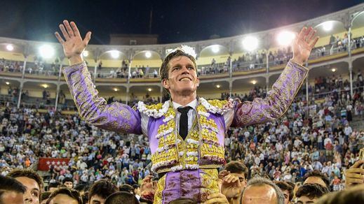 Borja Jiménez, a hombros camino de la Puerta Grande de Las Ventas.