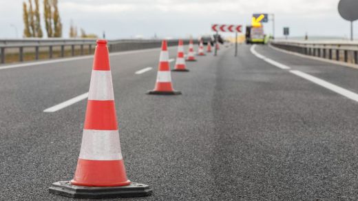Conos en una carretera