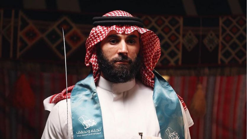 Benzema, vestido con el atuendo tradicional saudi
