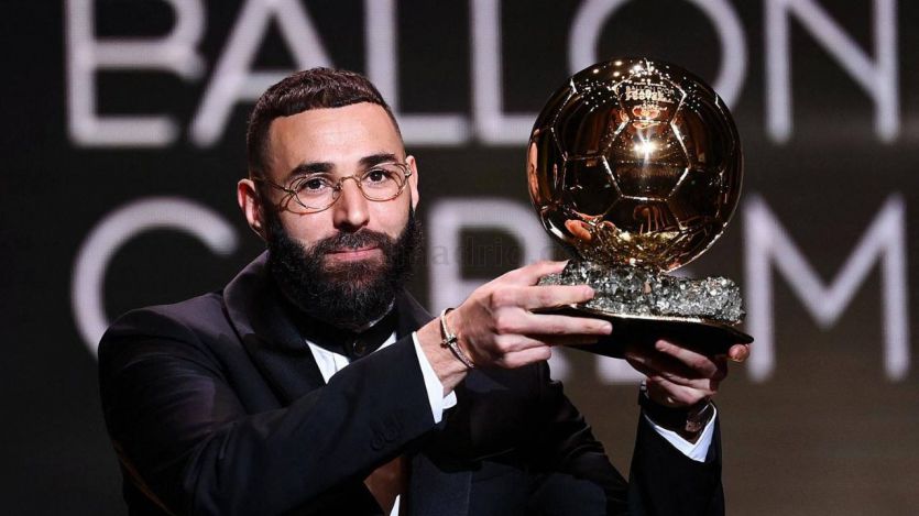 Karim Benzema con el Balón de Oro