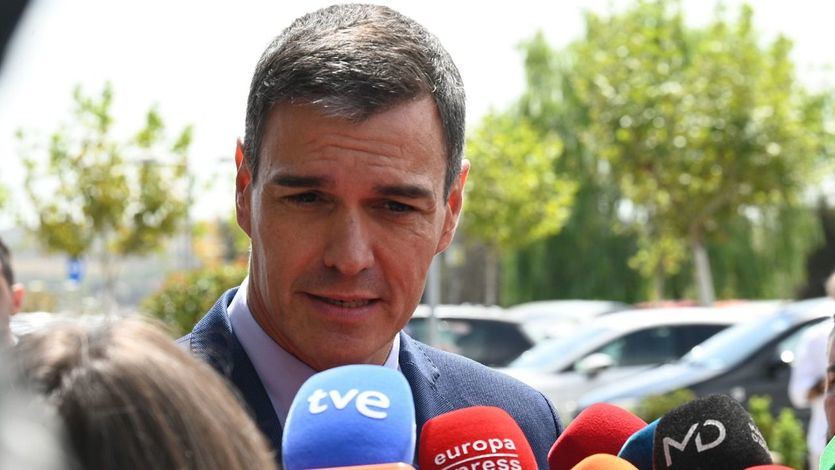 Pedro Sánchez, atendiendo a la prensa