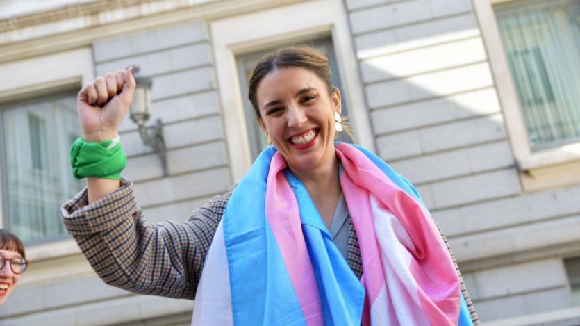 Irene Montero, con la bandera trans