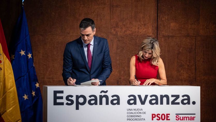 Firma del acuerdo entre PSOE y Sumar por Pedro Sánchez y Yolanda Díaz