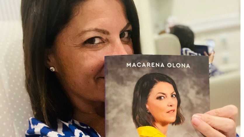 Macarena Olona con su nuevo libro