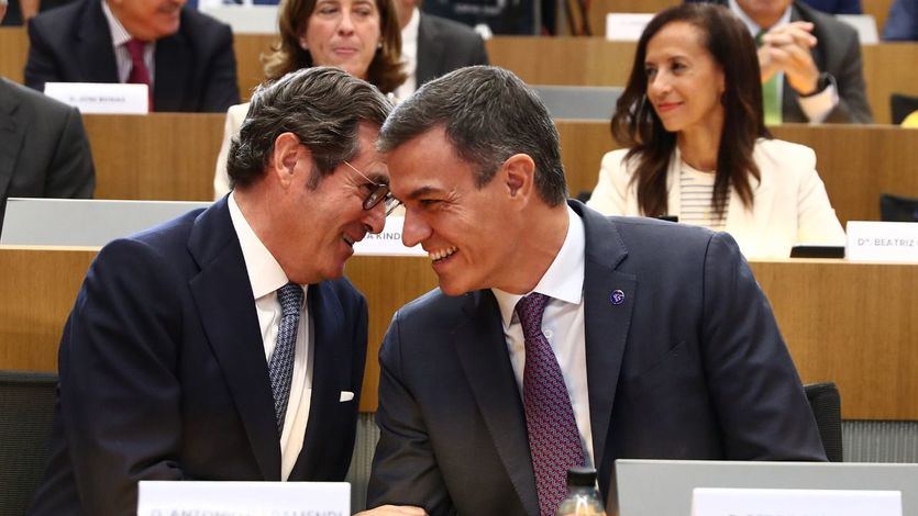 Pedro Sánchez, junto al presidente de la CEOE, Antonio Garamendi