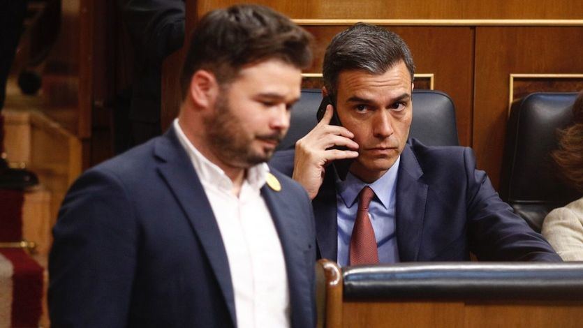 Gabriel Rufián se acerca al escaño de Pedro Sánchez