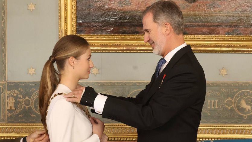 El Rey coloca a Leonor con el Collar de la Orden de Carlos III