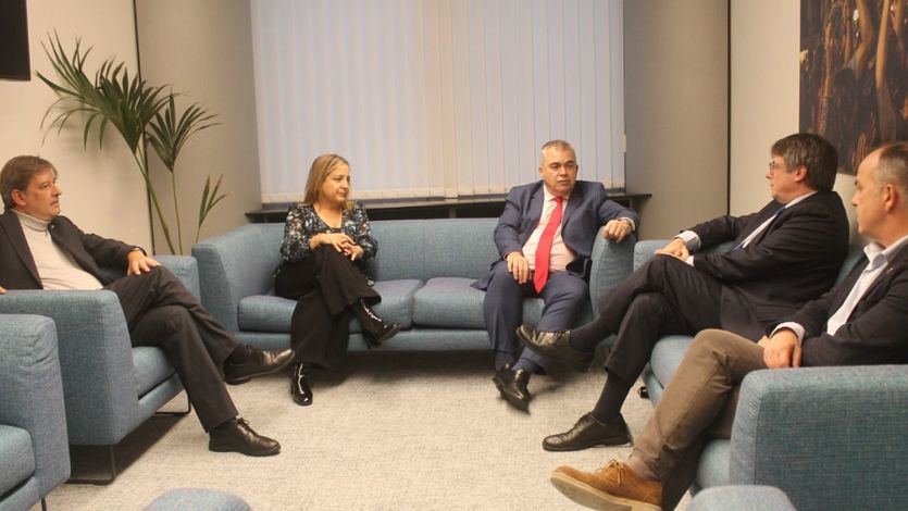 Santos Cerdán del PSOE visitando a Carles Puigdemont en Bélgica