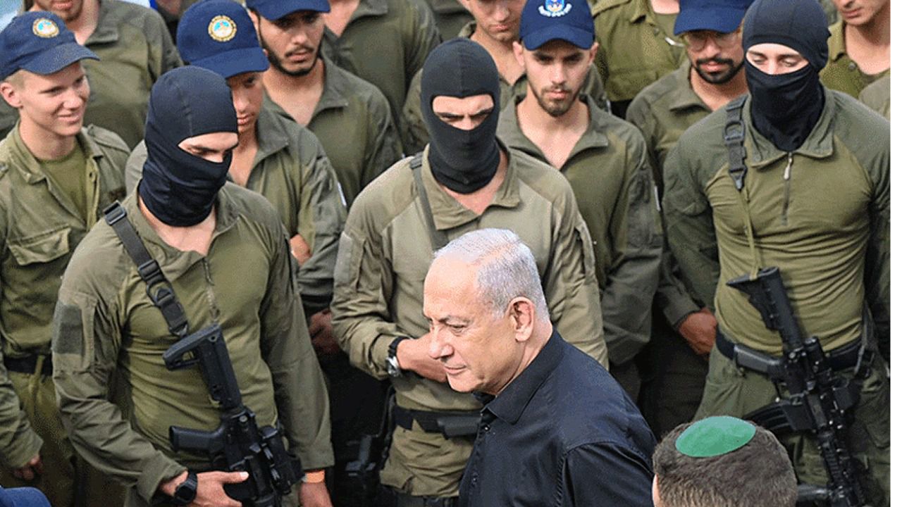 Benjamin Netanyahu, con miembros del Ejército israelí